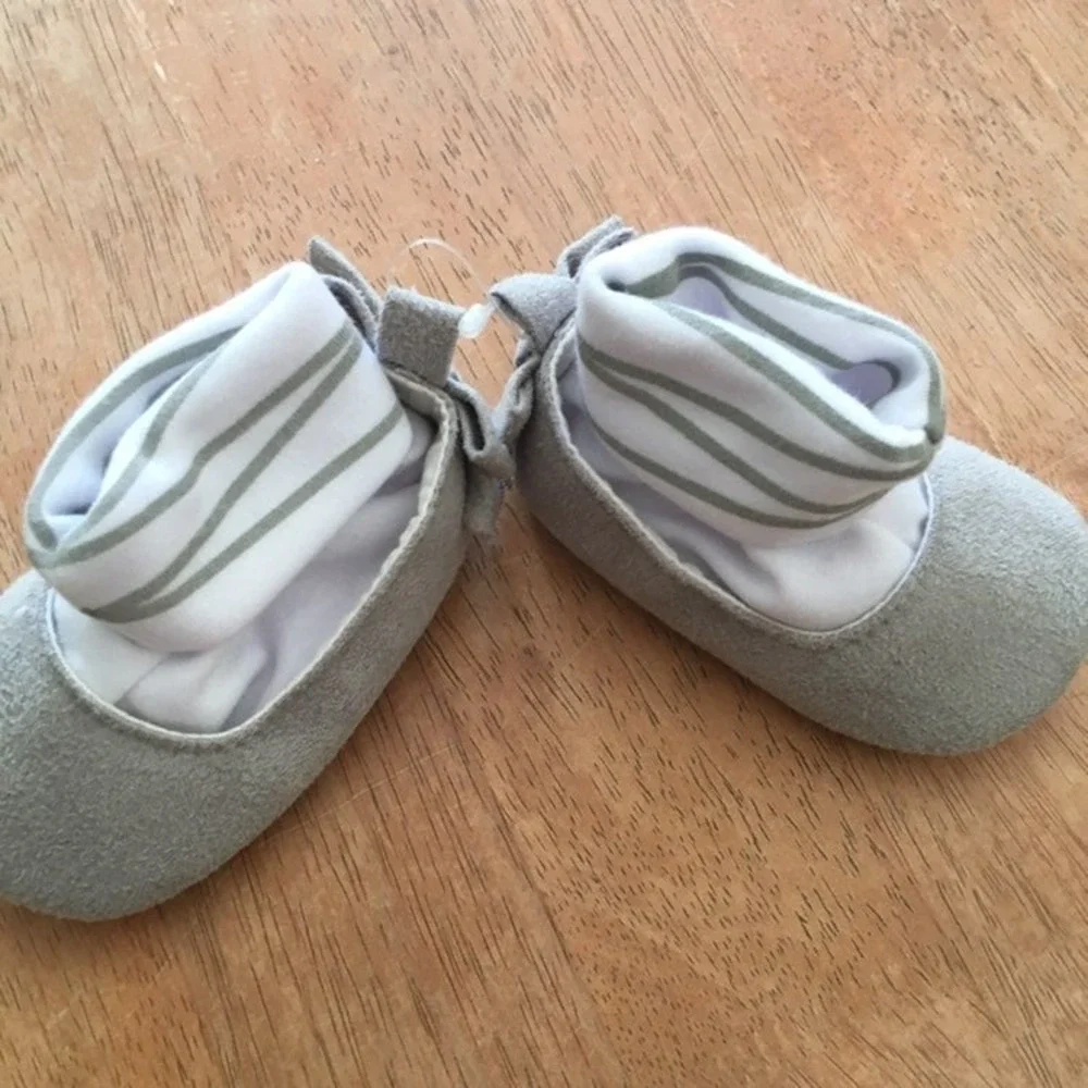 Carter's Ballet Flat Crib Shoes Baby Girl Size 1 Gray  New Bow Sock Detail